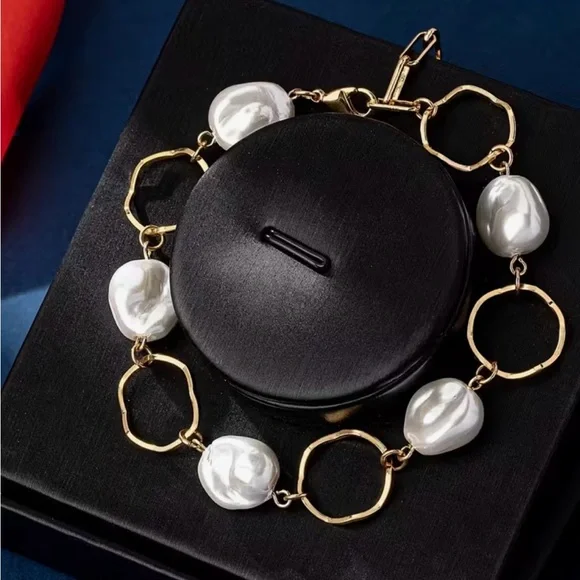 Elegant Gold Pearl Bracelet - Picture 4 of 6